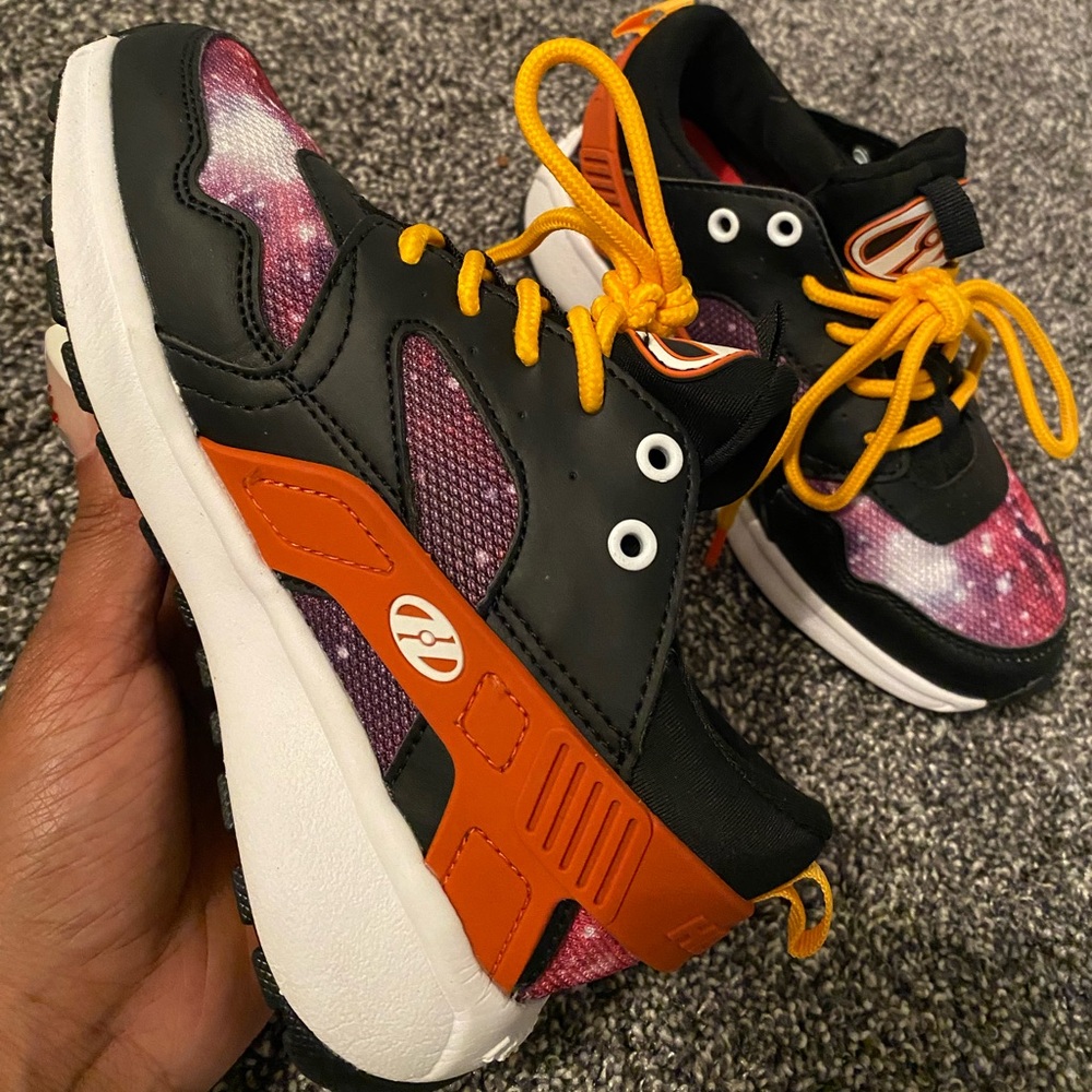 Girls heelys skate shoes. Worn once. Size youth 2